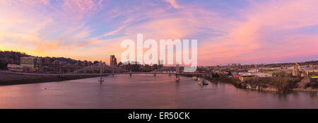 Alpenglühen Sonnenuntergang über Portland Oregon Skyline mit Susanne Brücke und Marquam Bridge Over Willamette River Panorama Stockfoto