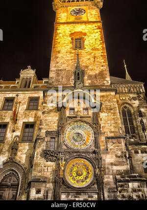 Nacht Blick auf die mittelalterliche astronomische Uhr in der Altstädter Ring in Prag Stockfoto