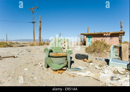 Grünen Stuhl, Salton Sea Beach, Southern California USA aufgegeben Stockfoto