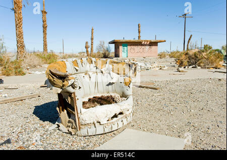 Stuhl, Salton Sea Beach, Southern California USA aufgegeben Stockfoto