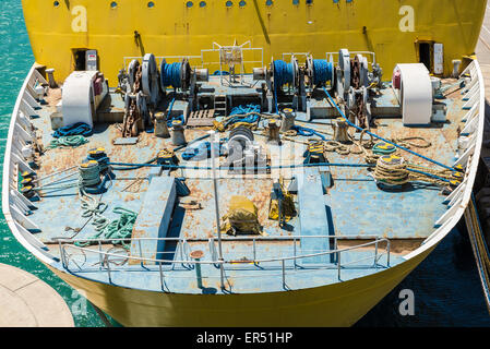 Deck eines Schiffes mit Spulen von Ketten und Seilen gefesselt in einem Hafen Stockfoto