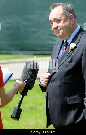 Alex Salmond (SNP) interviewt am College Green, London, UK. 27. Mai 2015 nach die Zustand-Öffnung des Parlaments.  Bildnachweis: PjrNews/Alamy Live-Nachrichten Stockfoto