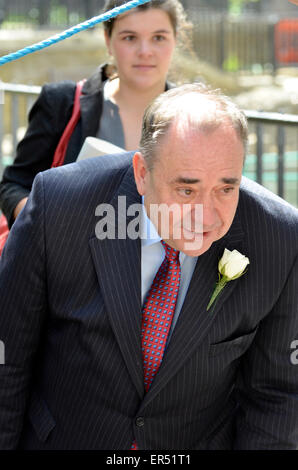 Alex Salmond (SNP) rutscht unter dem Seil um College Green, London, UK. 27. Mai 2015 Nach der Eröffnung des Parlaments. Credit: PjrNews/Alamy leben Nachrichten Stockfoto