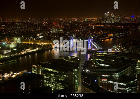 London Tower Bridge bei Nacht fotografiert vom Shangri La Hotel in die Scherbe. Stockfoto