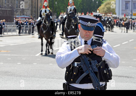 Bewaffnete Polizisten bei der Parlamentseröffnung, London, UK. 27. Mai 2015. Bildnachweis: PjrNews/Alamy Live-Nachrichten Stockfoto