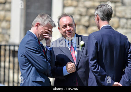 London, UK. 27. Mai 2015. Zustand-Öffnung des Parlaments. Alex Salmond, Jacob Rees-Mogg am College Green, Westminster zu sprechen und teilen einen Witz Stockfoto