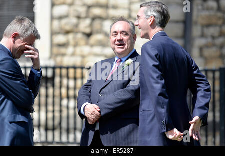 London, UK. 27. Mai 2015. Zustand-Öffnung des Parlaments. Alex Salmond, Jacob Rees-Mogg am College Green, Westminster zu sprechen und teilen einen Witz Stockfoto