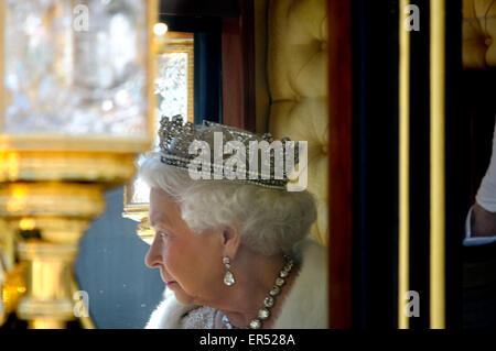 London, UK. HM Mai Königin Elizabeth II verlassen die Parlamentseröffnung, 27., 2015. Stockfoto