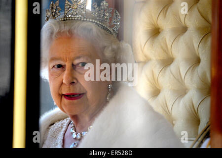 London, UK. HM Mai Königin Elizabeth II verlassen die Parlamentseröffnung, 27., 2015. Tragen ihre Diamant-Diadem-Tiara Stockfoto