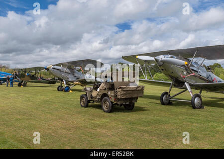 Willys Jeep, Hawker Demon, Hawker Hind & Polikarpow PO2 auf der Flightline auf The Shuttleworth Collection, Old Warden Flugplatz Stockfoto