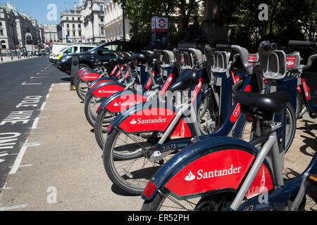 London, UK. 27. Mai 2015. Santander ist jetzt der neue Sponsor von Boris Bikes in London. Bildnachweis: Keith Larby/Alamy Live-Nachrichten Stockfoto