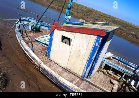 Ein Blick auf einem alten hölzernen Fischerboot mit Steuerhaus vertäut am Dornweiler, Norfolk, England, Vereinigtes Königreich. Stockfoto