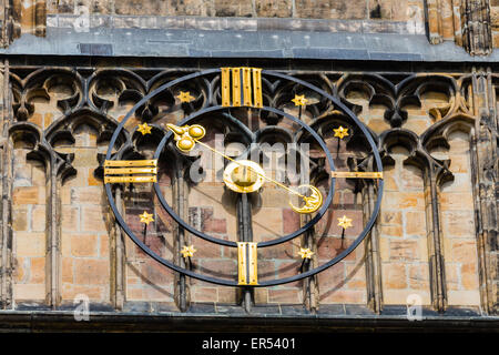 die ungewöhnliche Uhr der Kathedrale von St. Vitus in Prag, eine Kirche mit dunklen gotischen Türmen bewacht Wasserspeier: Diese Kirche ist das wichtigste religiöse Symbol der Tschechischen Republik Stockfoto