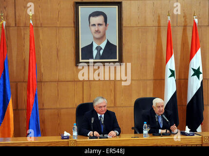 Damaskus, Syrien. 27. Mai 2015. Syriens Außenminister Walid al-Muallim (R) spricht bei einer gemeinsamen Pressekonferenz mit seinem armenischen Amtskollegen Edward Nalbandian in Damaskus, der Hauptstadt von Syrien, 27. Mai 2015. Syrischen Außenminister sagte am Mittwoch, dass seine Beziehungen mit Russland und Iran, überzeugter Verbündeten von Damaskus, tiefer ist als jeder denkt. Bildnachweis: Ammar/Xinhua/Alamy Live-Nachrichten Stockfoto