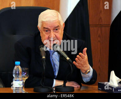 Damaskus, Syrien. 27. Mai 2015. Syriens Außenminister Walid al-Muallim spricht während einer gemeinsamen Pressekonferenz mit seinem armenischen Amtskollegen Edward Nalbandian (nicht im Bild) in Damaskus, der Hauptstadt von Syrien, 27. Mai 2015. Syrischen Außenminister sagte am Mittwoch, dass seine Beziehungen mit Russland und Iran, überzeugter Verbündeten von Damaskus, tiefer ist als jeder denkt. Bildnachweis: Ammar/Xinhua/Alamy Live-Nachrichten Stockfoto