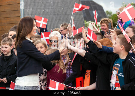 Ruds Vedby, Dänemark. 27. Mai 2015. Kronprinzessin Mary gibt ein High-Five Schülerinnen und Schüler in der Schule Ruds Vedby. Die Prinzessin besuchte die Schule anlässlich der Einweihung des "Reach Out" Projekts, die Schülern beibringen, Methoden zur Bewältigung Credit Gedeihstörung: OJPHOTOS/Alamy Live News Stockfoto