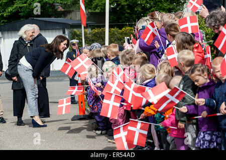 Ruds Vedby, Dänemark. 27. Mai 2015. Kronprinzessin Mary besucht Ruds Vedby Schule und wird von Kiuds aus dem Kindergarten begrüßt. Die Prinzessin besuchte die Schule anlässlich der Einweihung des "Reach Out" Projekts, die Schülern beibringen, Methoden zur Bewältigung Credit Gedeihstörung: OJPHOTOS/Alamy Live News Stockfoto