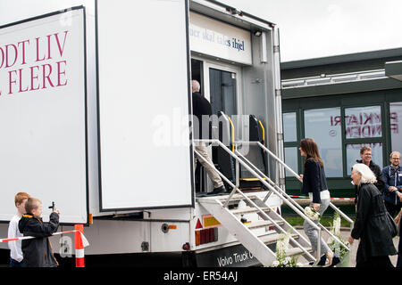 Ruds Vedby, Dänemark. 27. Mai 2015. Kronprinzessin Mary tritt das mobile Klassenzimmer, die Teil des Projekts "Reach Out" die Schüler Methoden zur Bewältigung Gedeihstörung zu unterrichten. Der LKW wird verschiedene Schulen bei Zealand besuchen und jedes Projekt ist 7 Wochen Credit: OJPHOTOS/Alamy Live News Stockfoto