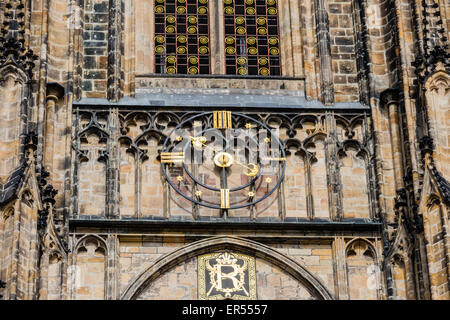 die ungewöhnliche Uhr der Kathedrale von St. Vitus in Prag, eine Kirche mit dunklen gotischen Türmen bewacht Wasserspeier: Diese Kirche ist das wichtigste religiöse Symbol der Tschechischen Republik Stockfoto