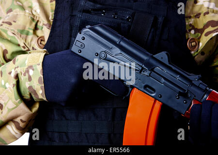 Mann in Kampfuniform und kugelsichere Jacke hält Aks-47u enge Quartal Kampf Kalasknikov Gewehr Stockfoto