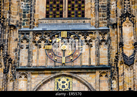 die ungewöhnliche Uhr der Kathedrale von St. Vitus in Prag, eine Kirche mit dunklen gotischen Türmen bewacht Wasserspeier: Diese Kirche ist das wichtigste religiöse Symbol der Tschechischen Republik Stockfoto