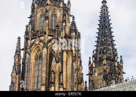 die ungewöhnliche Uhr der Kathedrale von St. Vitus in Prag, eine Kirche mit dunklen gotischen Türmen bewacht Wasserspeier: Diese Kirche ist das wichtigste religiöse Symbol der Tschechischen Republik Stockfoto