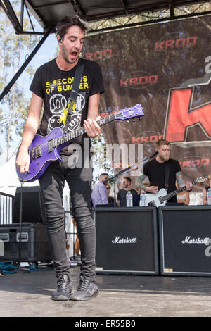 Irvine, Kalifornien, USA. 16. Mai 2015. Gitarrist JACK BARAKAT von All Time Low tritt während der KROQ Weenie Braten Y Fiesta in Irvine Meadows Amphitheater in Irvine, Kalifornien © Daniel DeSlover/ZUMA Draht/Alamy Live News Stockfoto