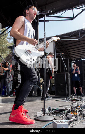 Irvine, Kalifornien, USA. 16. Mai 2015. Musiker ALEX GASKARTH von All Time Low tritt während der KROQ Weenie Braten Y Fiesta in Irvine Meadows Amphitheater in Irvine, Kalifornien © Daniel DeSlover/ZUMA Draht/Alamy Live News Stockfoto