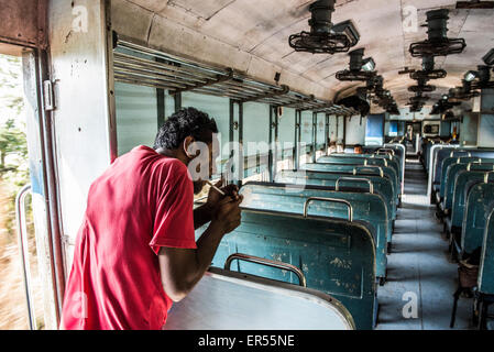 Rauchen in den Zügen in Indien Stockfoto
