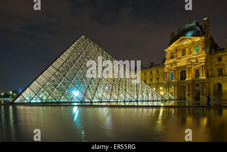PARIS, Frankreich - 22. Juli 2011: Louvre-Museum in der Nacht. Der Louvre ist eines der größten Museen der Welt und ein zentrales Wahrzeichen Stockfoto