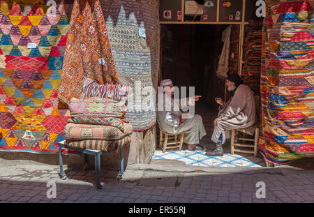 Marrakesch, Marokko - 9. April 2013: Teppichgeschäft in Marrakesch, Marokko Stockfoto