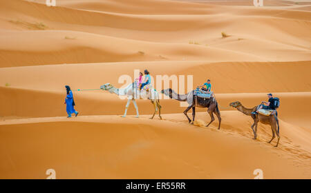 ERG CHEBBY, Marokko - 12. April 2013: Touristen Kamelreiten in Erg Chebbi, Marokko Stockfoto