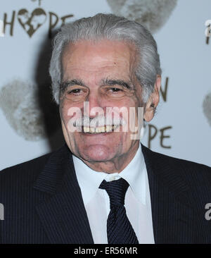 27. Mai 2015 - wurde Schauspieler OMAR SHARIF, der in den 1960er Jahren in Lawrence von Arabien und Doctor Zhivago spielte, mit der Alzheimer-Krankheit diagnostiziert. Der 83 jährige Star Agent bestätigte die Nachricht. Im Bild: 21. November 2014 - London, England, besucht Vereinigtes Königreich - Omar Sharif die Chain of Hope Ball im Grosvenor House Hotel. © Ferdaus Shamim/ZUMA Draht/Alamy Live-Nachrichten Stockfoto