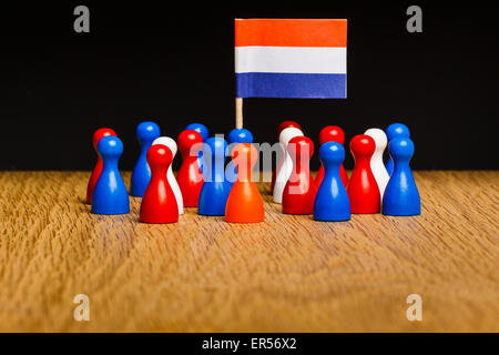 Konzept für Königreich der Niederlande. Orange King, Königstag, rot weiß blau Bauern herum und Flagge. Stockfoto