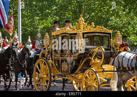 Westminster, UK, 27. Mai 2015, die Königin kehrt von der Zustand-Öffnung des Parlaments in Londo Credit: Keith Larby/Alamy Live News Stockfoto