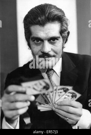 27. Mai 2015 - wurde Schauspieler OMAR SHARIF, der in den 1960er Jahren in Lawrence von Arabien und Doctor Zhivago spielte, mit der Alzheimer-Krankheit diagnostiziert. Der 83 jährige Star Agent bestätigte die Nachricht. Im Bild: 5. Januar 1970 - London, England, Vereinigtes Königreich - ägyptischer Schauspieler Omar Sharif Bridge zu spielen, auf einer Pressekonferenz in London. Geboren in eine wohlhabende Familie libanesisch-ägyptische, wurde Omar Sharif eine Mathematik und Physik große Kairos Sieg College. Sharif, ist einmal unter den bekanntesten Kontrakt-Bridge-Spieler der Welt, berühmt für seine Hauptrolle in dem 1965 Film Dr. Zhivago. (Kredit-Bild: © Keystone P Stockfoto