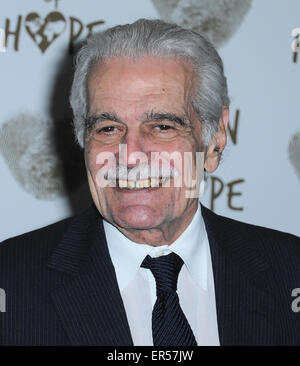 27. Mai 2015 - wurde Schauspieler OMAR SHARIF, der in den 1960er Jahren in Lawrence von Arabien und Doctor Zhivago spielte, mit der Alzheimer-Krankheit diagnostiziert. Der 83 jährige Star Agent bestätigte die Nachricht. Im Bild: 21. November 2014 - London, England, besucht Vereinigtes Königreich - Omar Sharif die Chain of Hope Ball im Grosvenor House Hotel. Bildnachweis: Ferdaus Shamim/ZUMA Draht/Alamy Live-Nachrichten Stockfoto