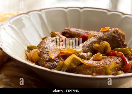 Pikante italienische Wurst Zwiebeln und Paprika in eine Schüssel geben Stockfoto