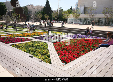 Blumen am Kulturpalast, Heichal Hatarbut, auch bekannt als Charles Bronfman Auditorium, Tel Aviv, Israel Stockfoto