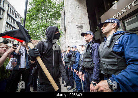 London, UK. 27. Mai 2015. Anti-Tory Proteste nach der staatlichen Eröffnung des Parlaments Credit: Guy Corbishley/Alamy Live-Nachrichten Stockfoto