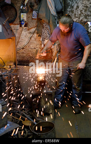 ein Schmied bei der Arbeit in seiner Schmiede in Southsea England uk Stockfoto