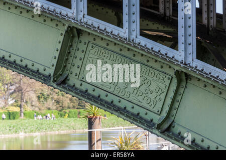 Richmond-Eisenbahnbrücke Plaque, Twickenham, London Borough of Richmond upon Thames, Greater London, England, Vereinigtes Königreich Stockfoto