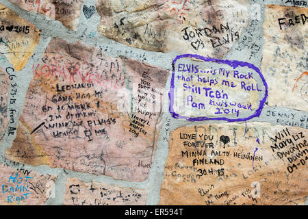 Memphis, Tennessee - Liebesbotschaften auf Elvis Presley links auf der Umfassungsmauer Presley Graceland Mansion. Stockfoto