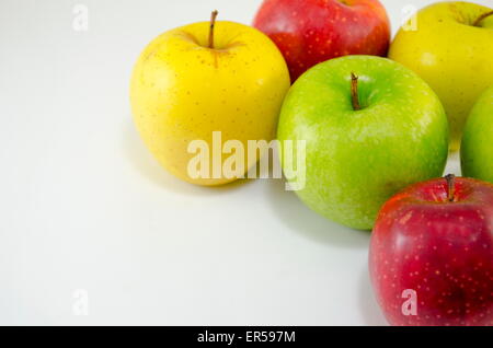 Gelbe rote und grüne Äpfel zusammen angeordnet Stockfoto