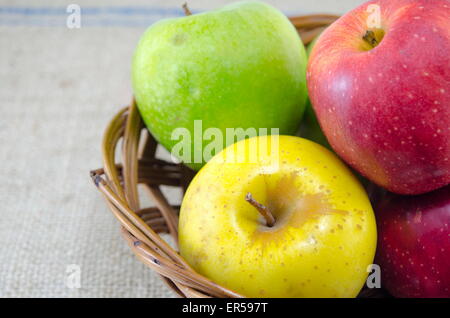 Gelbe rote und grüne Äpfel zusammen angeordnet Stockfoto