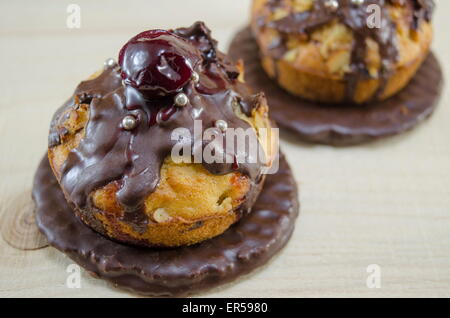 Selbstgemachte Donuts glasiert mit Schokolade mit einem Sahnehäubchen Stockfoto