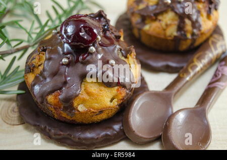 Selbstgemachte Donuts glasiert mit Schokolade mit einem Sahnehäubchen Stockfoto