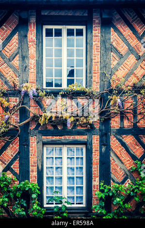 Fenster-Reflexion in Gerberoy Stockfoto