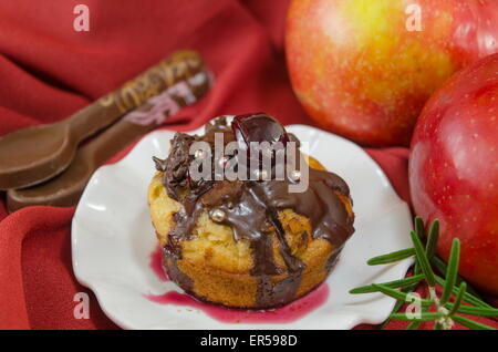 Selbstgemachte Donuts glasiert mit Schokolade mit einem Sahnehäubchen Stockfoto