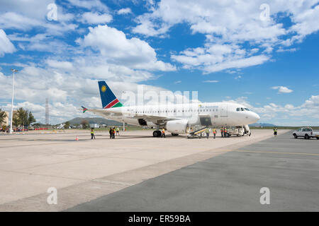 Air Namibia Airbus A319 auf Asphalt am internationalen Flughafen Hosea Kutako, Windhoek (Windhuk), Khomas Region Republik Namibia Stockfoto